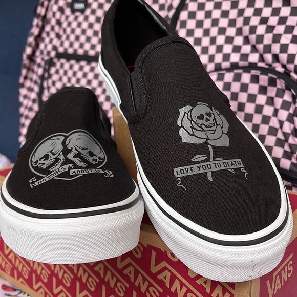 Vans Men’s Classic Slip-0n
Love You To Death Black/True Wht
VN0A5JMH6BT
Sneakers - Picture 8 of 16